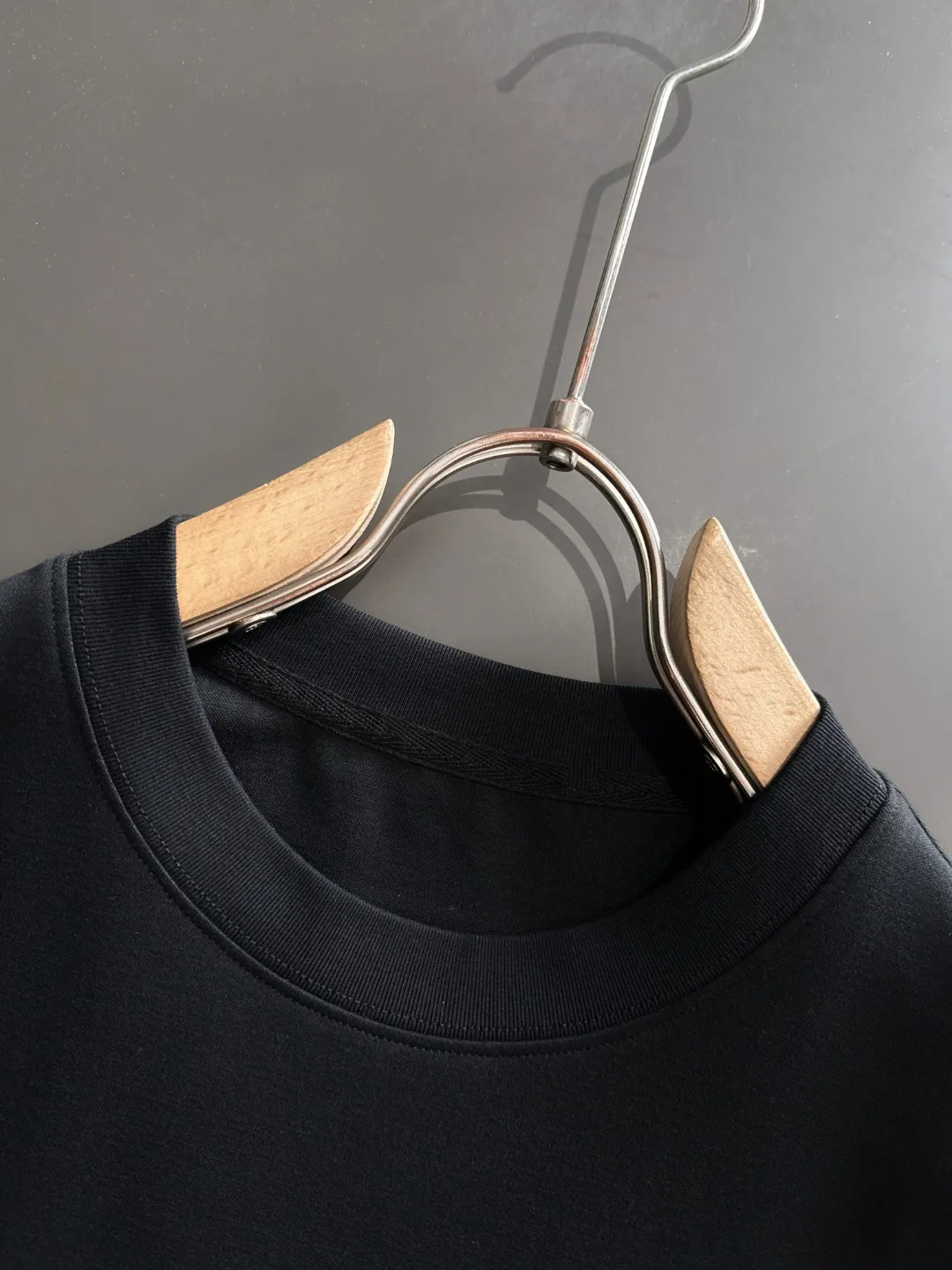 🅿️330 shipped next day. High version Stone Island/Stone Island 25ss spring and summer new high-definition T-shirt. Made with machines imported from Italy. It is truly the most luxurious and high-quality. It is a style that you can wear with your eyes closed. Combed and heavyweight fabrics. High-strength and heavy-weight fabrics feel full of weight when weighed. The upper body is also more textured than ordinary T-shirts and is not easy to deform. This texture can cope with the weather. It is sweat-absorbent and breathable, suitable for both hot and cold conditions! Perfectly produced with reference to the original stitch and stitch! The loose fit design is super noble. Custom-woven signature ribbed collar, cuffs, and hem. Really rare and rare goods Size: M-XXXL